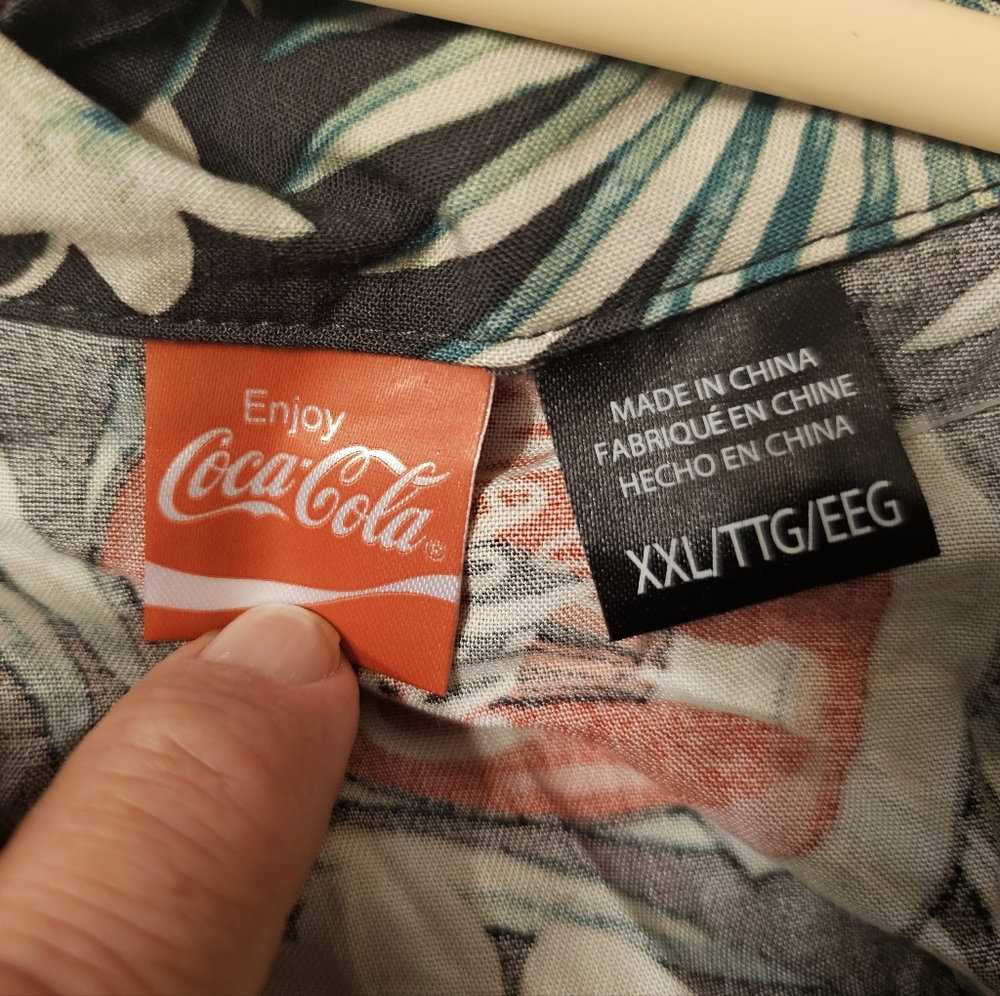 NWT Hawaiian Style Coca Cola Casual Button Up Shirt. Size:XXL. - Picture 4 of 5